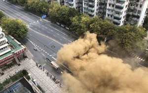 Mặt đường nổ tung, bụi bay mù mịt do nổ đường ống dẫn dầu