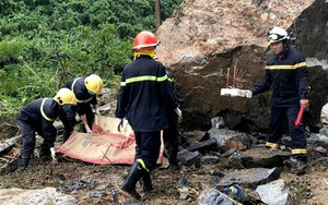 Bắc Kạn: Hàng chục tảng đá lớn sạt xuống quốc lộ đè trúng hai bà cháu, một người chết