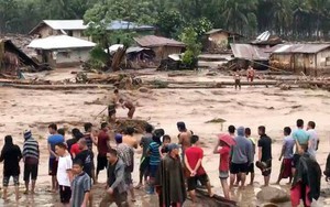 Lũ cuốn 13 người mất tích ở Thanh Hoá, giải cứu 1 người giữa suối