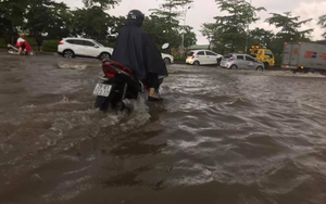 Hà Nội: Nhiều nơi ngập sâu, người dân chật vật vượt "biển" nước