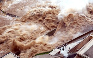 24h qua ảnh: Người dân Trung Quốc mạo hiểm xem đập thủy điện xả lũ