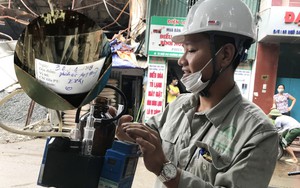 Cận cảnh quá trình lấy mẫu không khí quanh Công ty bóng đèn phích nước Rạng Đông