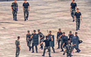 Rạng sáng nay, cảnh sát vũ trang và công an Trung Quốc tiếp tục "dồn quân" về sát Hồng Kông