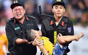 Bình luận chuyên môn về một bức ảnh đẹp: Người cảnh sát cơ động cho em bé cắn tay khi động kinh