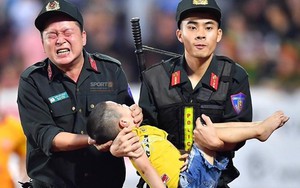 Mẹ cháu bé cảm động trước sự giúp đỡ của các chiến sỹ cảnh sát ở SVĐ Thiên Trường