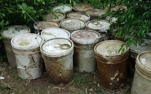 Hải Phòng yêu cầu điều tra vụ đổ hàng chục thùng chất thải lạ xuống kênh