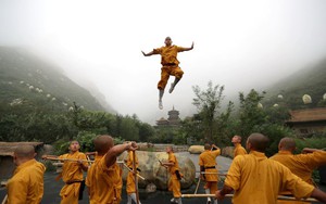 24h qua ảnh: Võ sinh chùa Thiếu Lâm trình diễn võ thuật