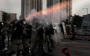 Hồng Kông căng như dây đàn: Bắc Kinh lại họp báo, 12.000 cảnh sát TQ tập trận sát đặc khu
