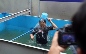 Chuyên gia Nhật tắm sông Tô Lịch sau xử lý: 'Tôi không cảm thấy ngứa hay có khó chịu nào'