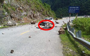 Đang di chuyển trên đường, xe Honda CR-V bị đá lở rơi trúng vỡ toang đầu