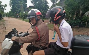 Nằm ỳ trên giường không chịu dậy, nam sinh bị bà gọi cảnh sát tống đến trường
