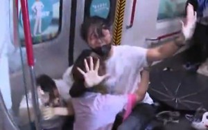 SCMP: Hong Kong bạo lực chưa từng thấy, cảnh sát truy đuổi tới tận ga tàu điện ngầm, dùng dùi cui đánh người biểu tình