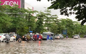 Đường Hà Nội biến thành sông, ô tô  ở Thái Nguyên ngập tới nóc trong sáng nay là do đâu?