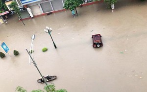 Hàng loạt ô tô, xe máy "chìm nghỉm" trong trận ngập khủng khiếp ở TP Thái Nguyên