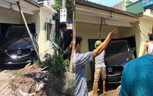 Con trai lùi Mazda CX5 mới cứng trúng nhà bố mẹ, nhóm đàn ông hốt hoảng chống cọc để tránh sập tường