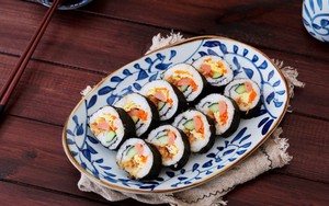 Món cơm cuộn chỉ cần thêm chút xíu nguyên liệu này thì vị ngon sẽ nhân lên gấp nhiều lần!