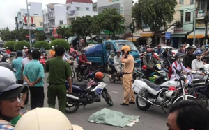 Người phụ nữ đi xe máy đánh rơi bao tải chứa nhiều thi thể thai nhi trên đường