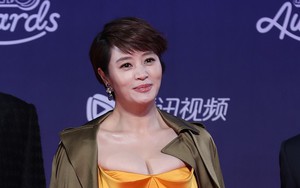 "Gái ế hoàng kim" Kim Hye Soo: Sống cô đơn sau đoạn tình với "trai xấu" tài năng, tuổi 49 vẫn chật vật làm việc để trả nợ cho người mẹ cờ bạc