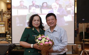 NSND Quang Thọ, Đỗ Hồng Quân tới chúc mừng ca sĩ Rơ Chăm Phiang đạt danh hiệu NSND