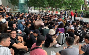 Dân Việt đổ về Apple Store, mang theo vali xếp hàng trước giờ mở bán iPhone 11