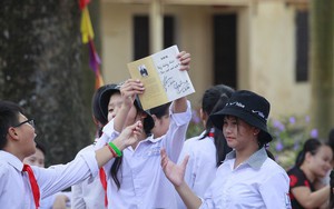 Học sinh Hùng Sơn "phát cuồng" vì món quà từ Quang Hải và Đoàn Văn Hậu