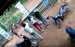 Bé 3 tuổi níu tay vào cổng, cánh cổng sắt 200kg đổ sập đè trúng người