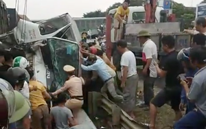 4 toa tàu hàng lật ra quốc lộ sau va chạm kinh hoàng với xe tải ở Nghệ An