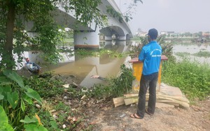 Thi thể người đàn ông đang phân huỷ nằm lẫn trong đám lục bình, trôi trên sông Sài Gòn