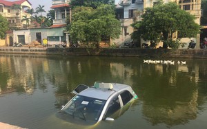Hiện trường xe taxi chìm nghỉm giữa hồ khiến dân mạng tranh luận không ngừng về nguyên nhân