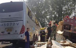Xe buýt nổ lốp đâm vào xe tải trên cao tốc Trung Quốc, ít nhất 36 người chết