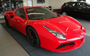 Ferrari 488 Spider màu đỏ hơn 20 tỷ đồng ở Hà Nội