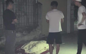Tử vong do ma tuý, thi thể người đàn ông bị đưa lên xe bò kéo ra ngoài ngõ