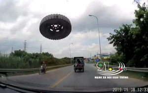 Clip: Đang phóng vù vù trên đường, xe con bất ngờ bị "chiếc lốp bay" đập vỡ kính