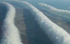 Không chỉ có quái vật khổng lồ, bầu trời của nước Úc cũng vô cùng kỳ lạ với loại mây siêu hiếm này