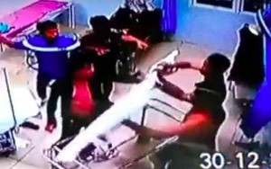 Mâu thuẫn, hàng chục thanh niên liên tục hành hung người