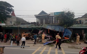 Ô tô “điên” mất lái lao lên cửa hàng, đâm nát hai xe máy