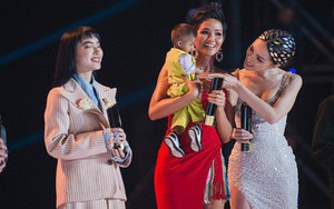 Khoảnh khắc gây xúc động mạnh tại WeChoice Awards 2018: Hoa hậu H'Hen Niê và Hương Giang trìu mến bế bé Đinh Văn K'Rể