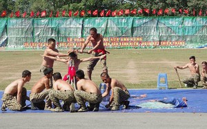 Đặc công bộ trình diễn khẩu lôi công, song nhãn đả ngân thương