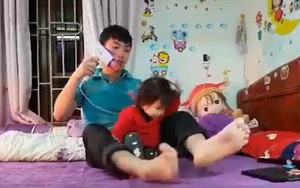 Mẹ trẻ khoe clip con gái dễ thương và hiếu động, cư dân mạng lại chú ý đến người chồng tháo vát chăm con chẳng kém gì hội chị em