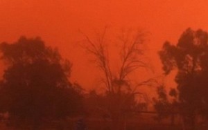 Bầu trời Australia đỏ rực như trong phim kinh dị do bão bụi
