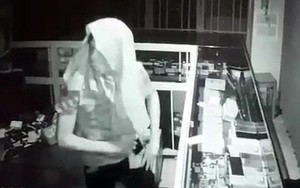 Video: Tên trộm trùm kín mít, đột nhập tiệm điện thoại