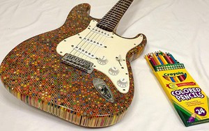 Cùng xem anh chàng khéo tay chế tác chiếc guitar điện đẹp kiệt xuất từ 1200 cái bút chì