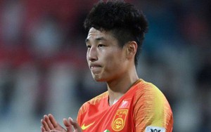 Ngôi sao sáng nhất tuyển Trung Quốc gãy lìa xương vai sau khi ghi 2 bàn vào lưới Philippines, không thể ra sân ở đại chiến Hàn - Trung