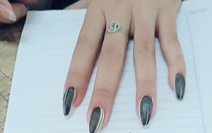 Không khí Tết đang tràn vào từng ngõ ngách, bằng chứng móng tay cũng được tỉa tót từ hạt hướng dương
