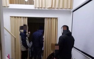 Chồng chê vợ xấu ra ngoài kiếm người "ăn bánh trả tiền", tiền đã trả bánh chưa kịp ăn thì nhận cái kết cay đắng khiến dân mạng hả hê