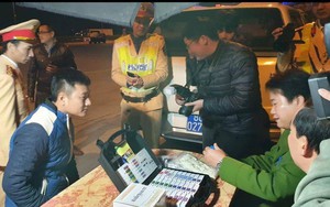Cận cảnh CSGT test ma túy tài xế container, xe khách trên cao tốc