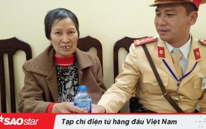 CSGT tình nguyện sử dụng xe cá nhân giúp đỡ bà cụ 68 tuổi bị lạc về quê đoàn tụ cùng gia đình đón Tết