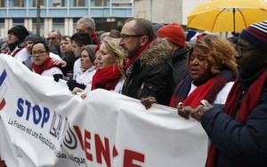 Tuần hành 'Khăn đỏ' đáp lại biểu tình 'Áo vàng'