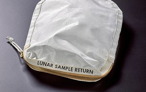 NASA bị kiện vì chiếc túi đựng mẫu vật thu thập trên Mặt Trăng của tàu Apollo 11