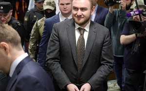 Nghị sỹ Nga bị bắt ngay giữa phiên họp Quốc hội với cáo buộc giết người